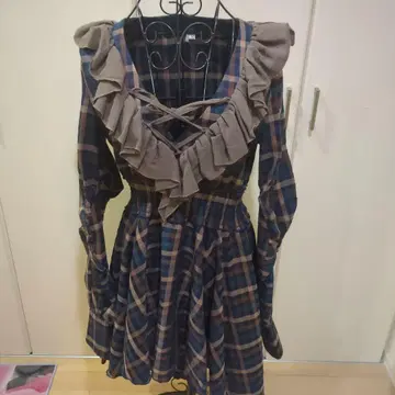 체크 무늬 프릴 원피스