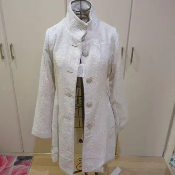 화이트 롱 코트 버튼 포함