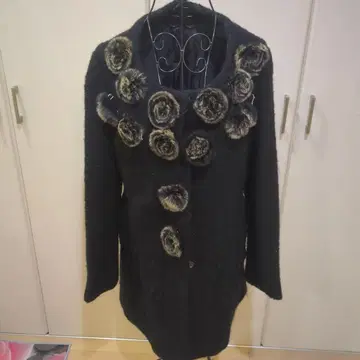 퍼 달린 블랙 롱 코트