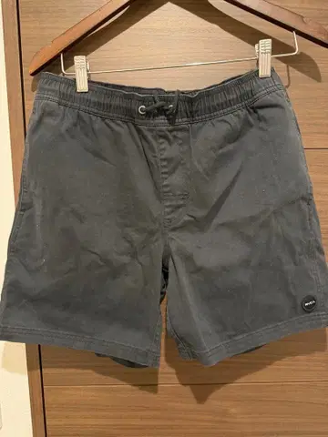 RACA. 루카의 블랙 숏팬츠 허리밴딩 백 포켓 부착