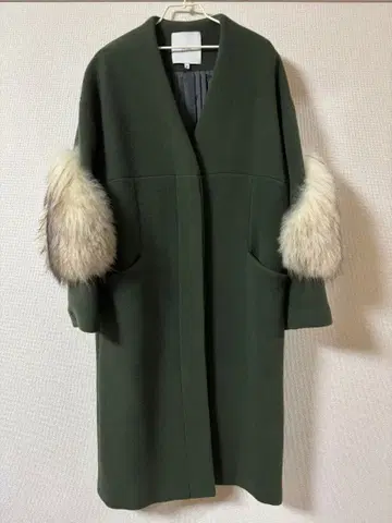 [ UN3D. ] 올리브 그린 퍼(fur) 부착 롱 코트