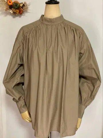 엠언더바 긴팔 블라우스 개더 볼륨 소매 오가닉 코튼 프리