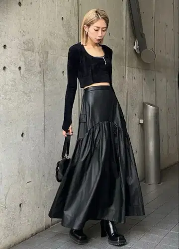 블랙 가죽 플레어 롱 스커트