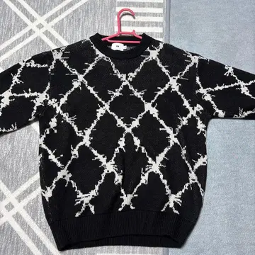 기하학 패턴 니트 스웨터 블랙과 화이트