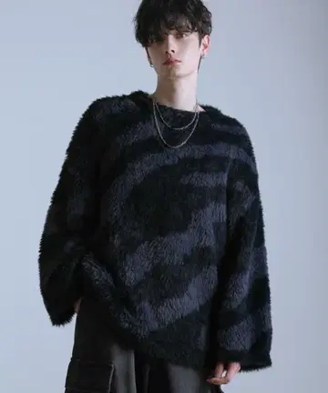 LILL 루즈 실루엣 와이드 슬리브 샤기 크루넥 총 패턴 니트