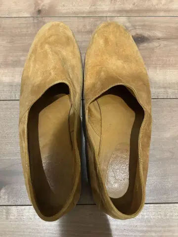 베이지 스웨이드 슬립온