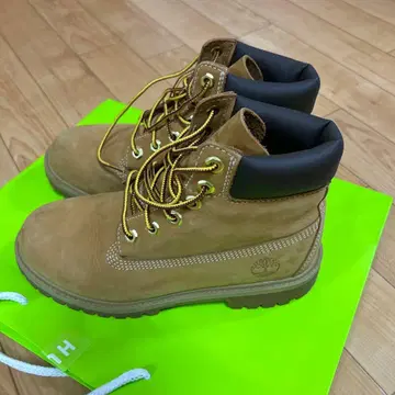 브라운 스웨이드 하이컷 부츠