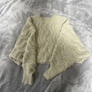 크림색 물결무늬 니트 스웨터 크롭 기장