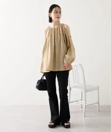 [ mystic ] 어깨 트임 블라우스