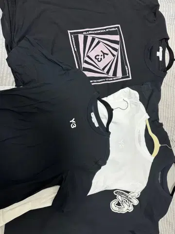 다이니그루프 착용 Y-3 반팔 T셔츠 4개 캡 세트