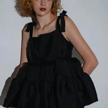 셰리에 sheller 숄더 리본 새틴 상의