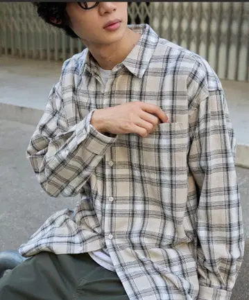 체크 무늬 긴팔 셔츠 베이지 계열