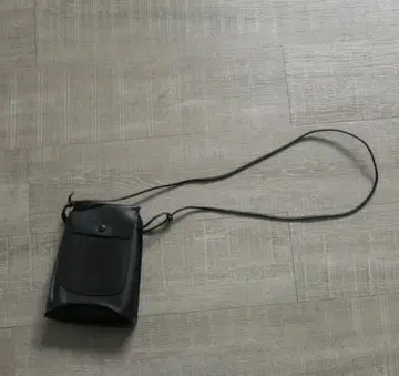 MARROW 블랙 가죽 숄더백 가죽 파우치