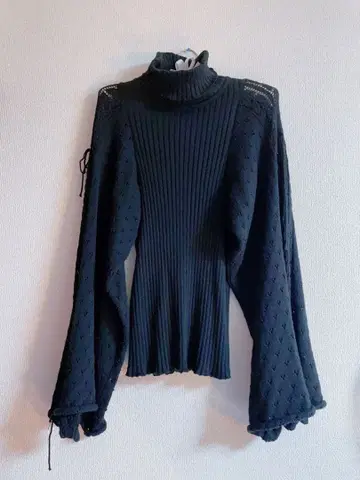 오토나시움 볼레로 블랙 터틀넥 리브 스웨터