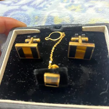 커프스링크 블랙과 금 스트라이프 디자인