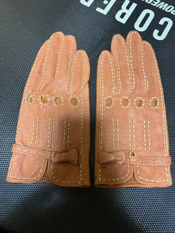 브라운 가죽 장갑 스터드 리본 포함