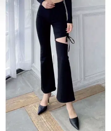 새상품 택 포함 GYDA 개더컷 아웃 플레어 팬츠