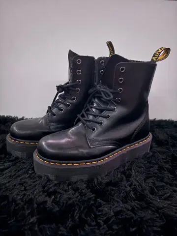 AirWair 블랙 가죽 워크 부츠