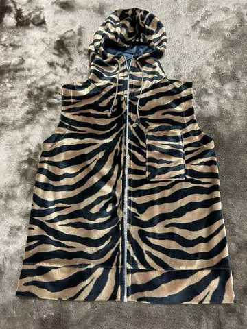 벨로아 소재 호피무늬 후드 부착 베스트