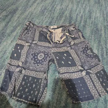 grn 반다나 패턴 네이비 숏팬츠