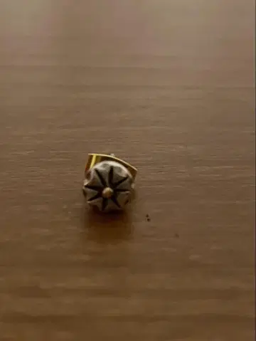 BIGHAND 빅핸드 선 귀걸이 한쪽 실버 계열 [ 중고 ]