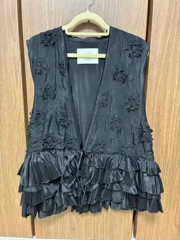 [ crinkle crinkle crinkle ] 프릴 베스트