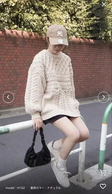 볼륨 짜임 절개 니트