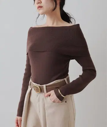 [ 미사용 새상품 ] 윔 가젯 오프숄더 니트 풀오버 브라운