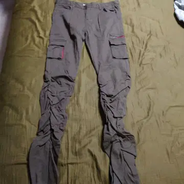 다크 브라운 카고 팬츠 사이드 포켓 포함