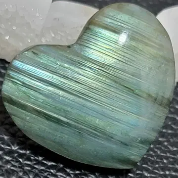 래브라도 라이트 하트. 가로로 관통 구멍 있습니다