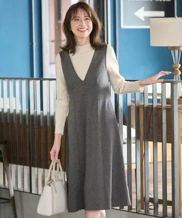 그레이 V넥 오버롤 스커트