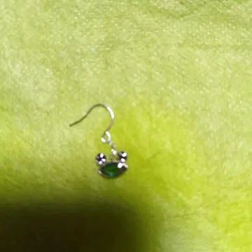 개구리 디자인 그린 컬러 스톤 K10 (한쪽 귀용)