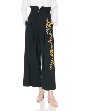 LILY BROWN (릴리 브라운) 자수 하이웨스트 턱 팬츠