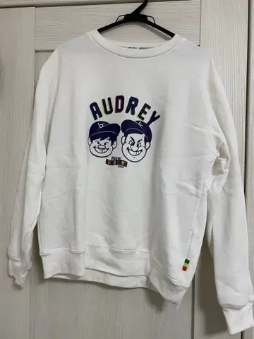 오드리 올 나이트 니뽄 맨투맨 화이트 M 사이즈