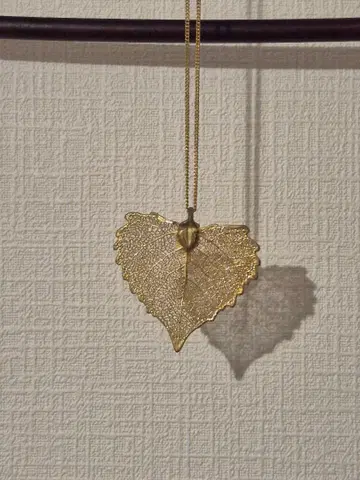 골드 컬러 잎사귀 모양 목걸이