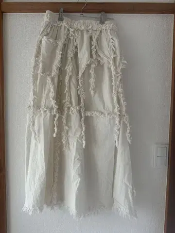 프린지 장식 화이트 롱 스커트