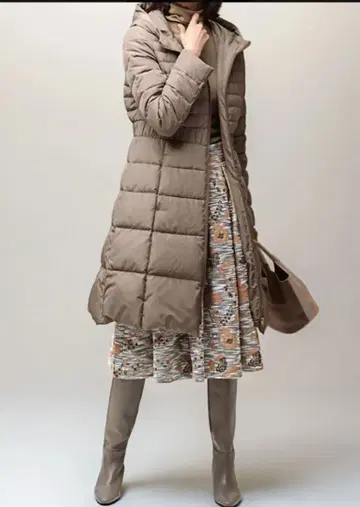 [ 시착만 한 상품 ] 디노스 허리 마크 개더 디자인 다운 코트