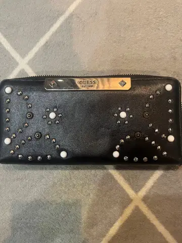 GUESS 스터드 장식 블랙 장지갑