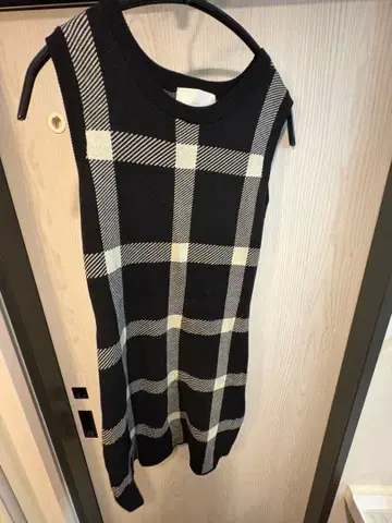 슬리브리스 미니 원피스 블랙과 화이트 체크 무늬