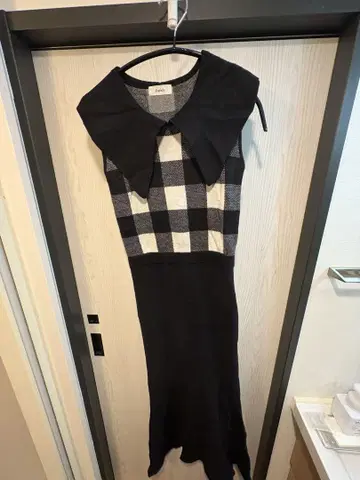 체크 무늬 슬리브리스 니트 원피스