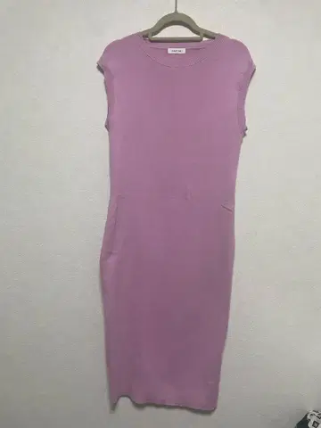 FRAY I.D 슬리브리스 니트 원피스