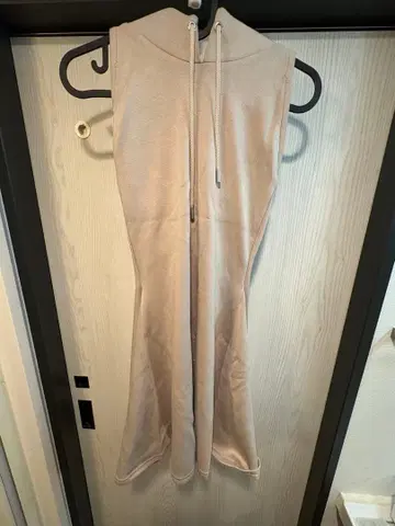 후드 부착 베이지 슬리브리스 미니 원피스