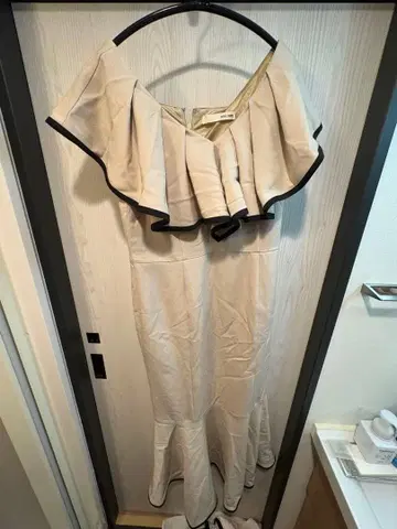 프릴 오프숄더 베이지 머메이드 원피스