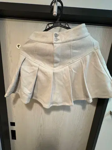 라이트 그레이 플리츠 스커트