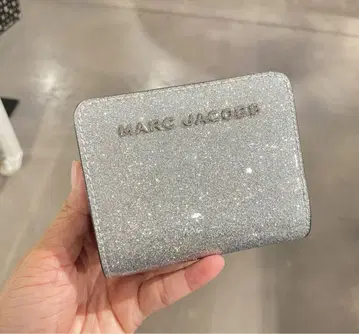 마크 제이콥스 실버 접이식 지갑 신상