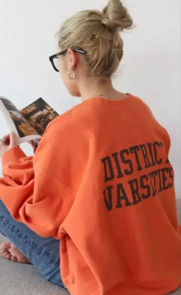 ungrid 빅 실루엣 로고 맨투맨 오렌지