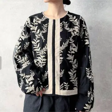 노카라 자켓 블랙과 화이트 잎 무늬