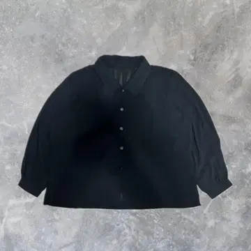 비침이 있는 블랙 긴팔 셔츠