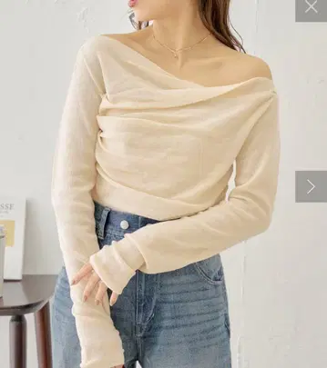 chico 원숄더 드레이프 리브 니트