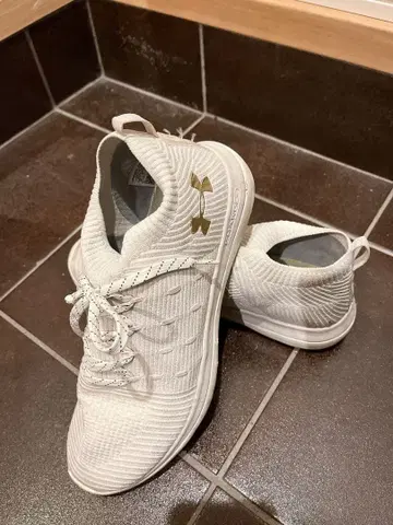 Under Armour 화이트 스니커즈